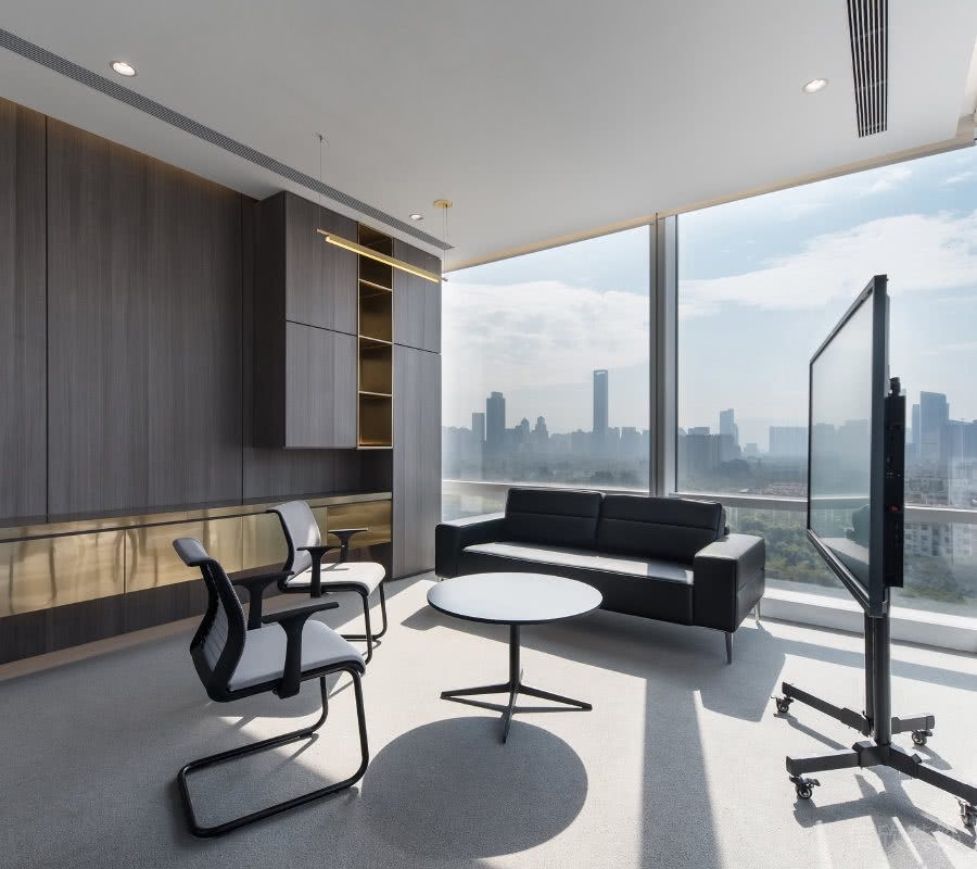 辦公室洽談區(qū)墻面深色胡桃木展柜