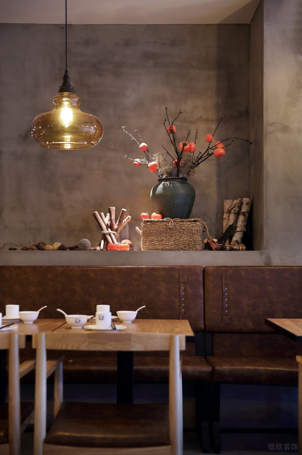 深圳寶安檳城西岸工業(yè)風湘菜餐廳裝修案例綠植陳設