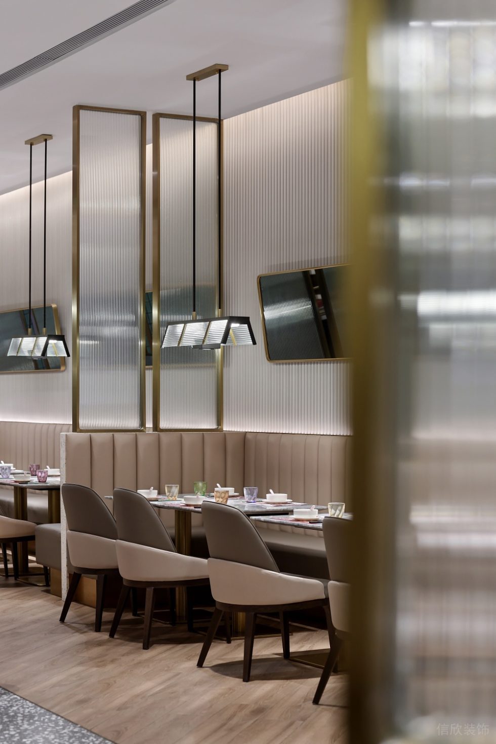 深圳福田華美大廈輕奢風格茶餐廳裝修案例長虹玻璃裝飾隔斷 深圳福田華美大廈輕奢風格茶餐廳裝修案例長虹玻璃裝飾隔斷