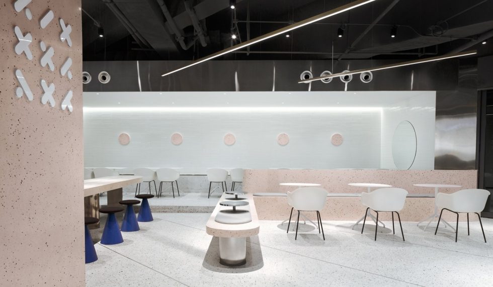 深圳龍崗城龍花園現(xiàn)代簡約風格奶茶店裝修案例地面鋪貼