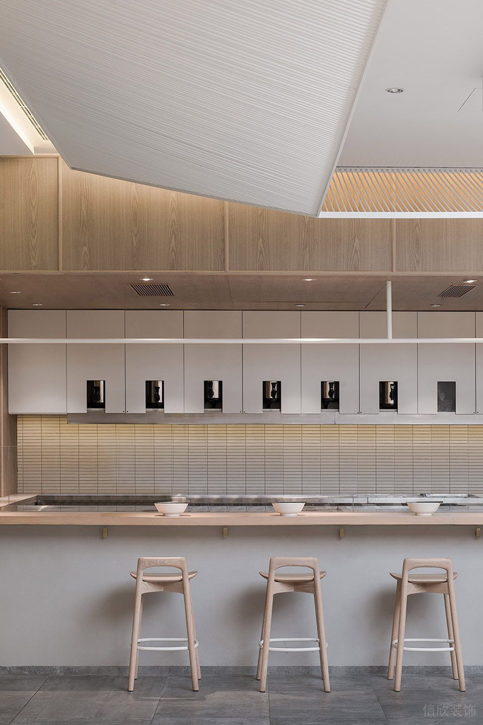 深圳龍崗華策中心城淺木色日式風格面館裝修案例原木色吧椅 深圳龍崗華策中心城淺木色日式風格面館裝修案例原木色吧椅