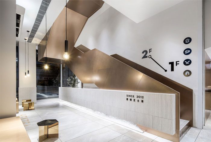 深圳龍崗正中風(fēng)臨國際中心現(xiàn)代工業(yè)風(fēng)喜茶冷飲店裝修案例黃銅不銹鋼樓梯 深圳龍崗正中風(fēng)臨國際中心現(xiàn)代工業(yè)風(fēng)喜茶冷飲店裝修案例黃銅不銹鋼樓梯