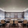 深圳龍華保利悅都現(xiàn)代新中式風格江浙菜餐廳裝修案例二層用餐大廳訂制卡座效果圖