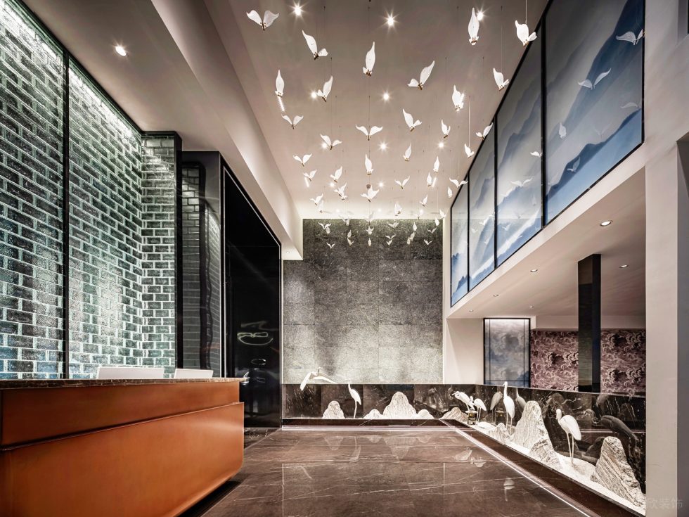 深圳龍華保利悅都現(xiàn)代新中式風(fēng)格江浙菜餐廳裝修案例一層接待廳天花藝術(shù)吊飾