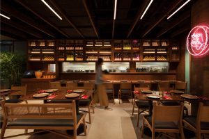 深圳羅湖峰景臺(tái)大廈東南亞風(fēng)格泰國菜餐廳裝修案例用餐區(qū)效果圖