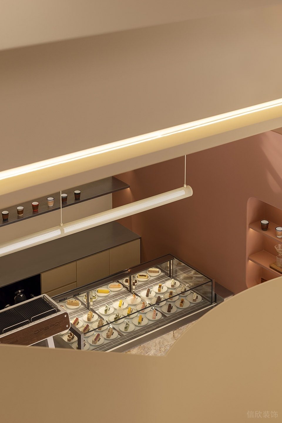 深圳羅湖新2000廣場極簡風(fēng)格甜品咖啡館裝修案例甜品展示玻璃柜