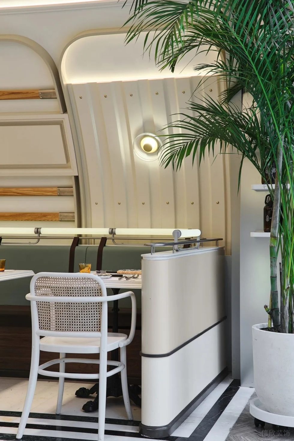 深圳龍華中海錦城現(xiàn)代美式風(fēng)格西餐廳裝修案例純白色餐椅 深圳龍華中海錦城現(xiàn)代美式風(fēng)格西餐廳裝修案例純白色餐椅