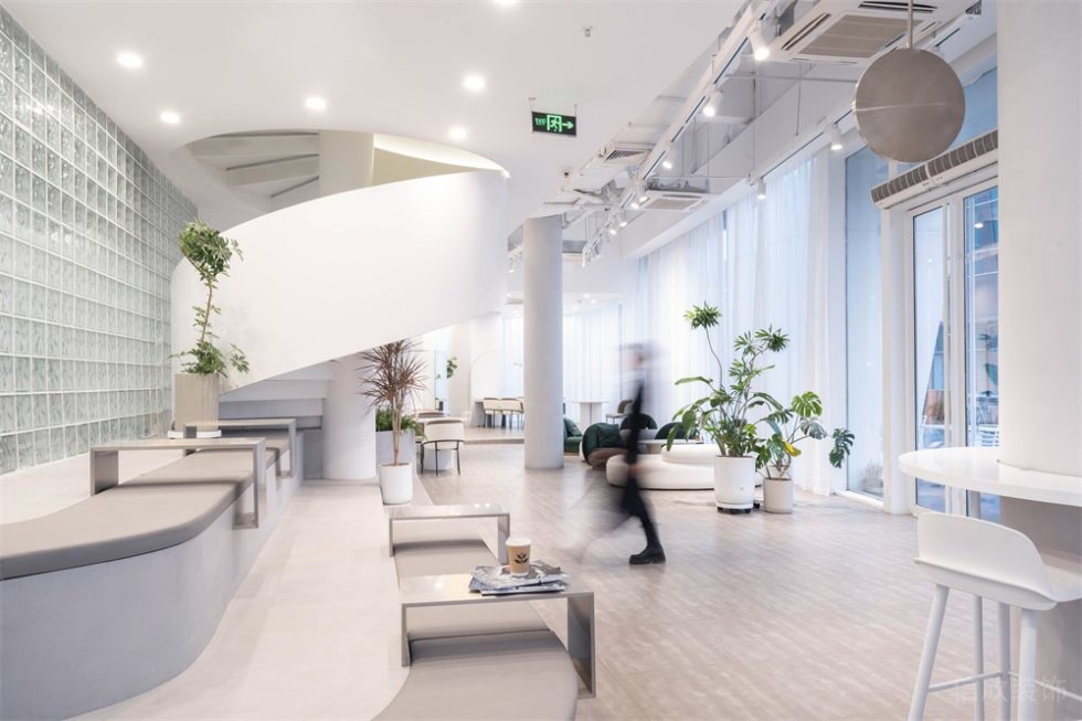 深圳南山繽紛商業(yè)中心白色極簡自然風咖啡廳裝修案例階梯式休閑用餐區(qū) 深圳南山繽紛商業(yè)中心白色極簡自然風咖啡廳裝修案例階梯式休閑用餐區(qū)