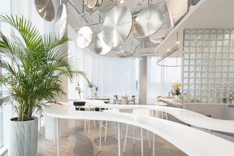 深圳南山繽紛商業(yè)中心白色極簡自然風咖啡廳裝修案例不規(guī)則弧形吧臺 深圳南山繽紛商業(yè)中心白色極簡自然風咖啡廳裝修案例不規(guī)則弧形吧臺