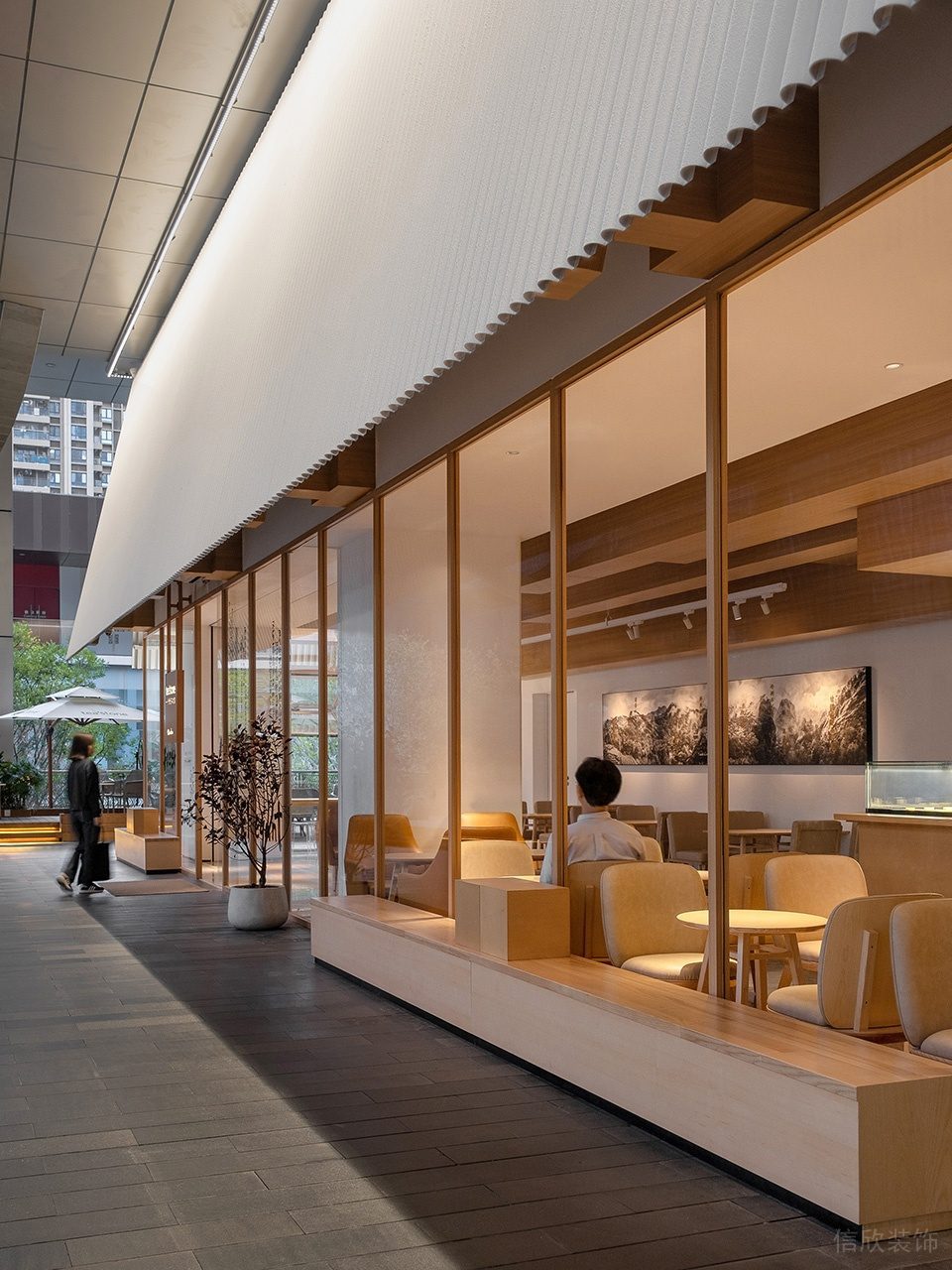 深圳南山保利文化廣場(chǎng)原木色調(diào)簡(jiǎn)約自然風(fēng)茶飲店裝修案例室外等候休息區(qū) 深圳南山保利文化廣場(chǎng)原木色調(diào)簡(jiǎn)約自然風(fēng)茶飲店裝修案例室外等候休息區(qū)