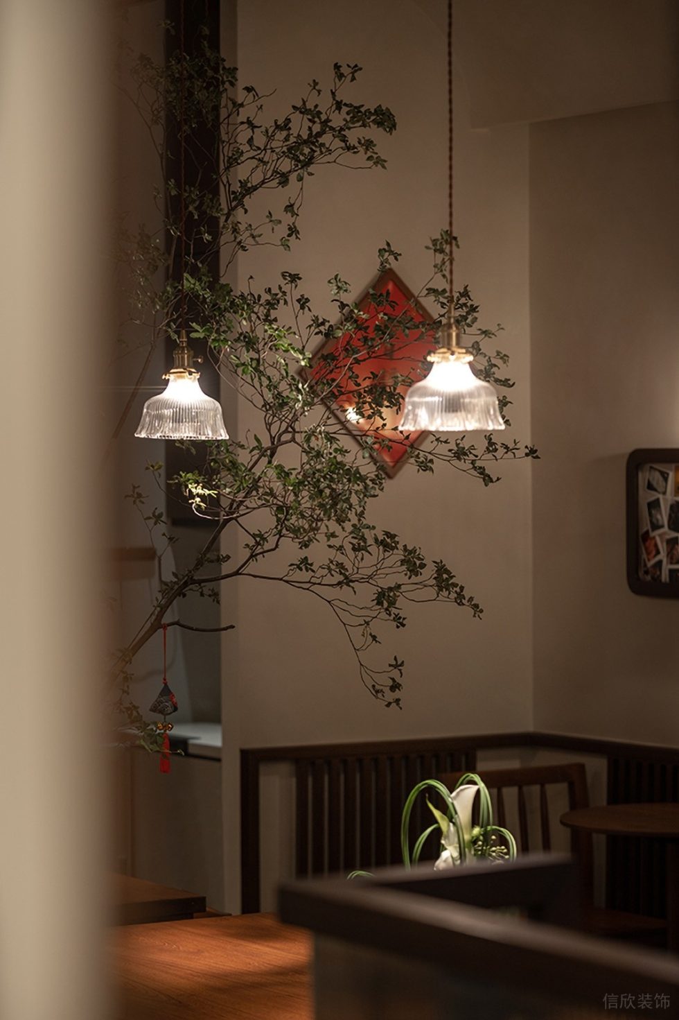 深圳南山港灣麗都深木色復(fù)古風(fēng)糖水店裝修案例復(fù)古風(fēng)玻璃藝術(shù)裝飾吊燈 深圳南山港灣麗都深木色復(fù)古風(fēng)糖水店裝修案例復(fù)古風(fēng)玻璃藝術(shù)裝飾吊燈