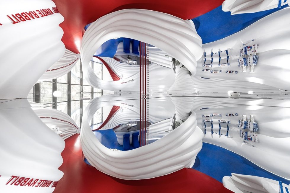 深圳市寶安區(qū)福永大白兔全球首家旗艦店裝修設(shè)計鏡面地板