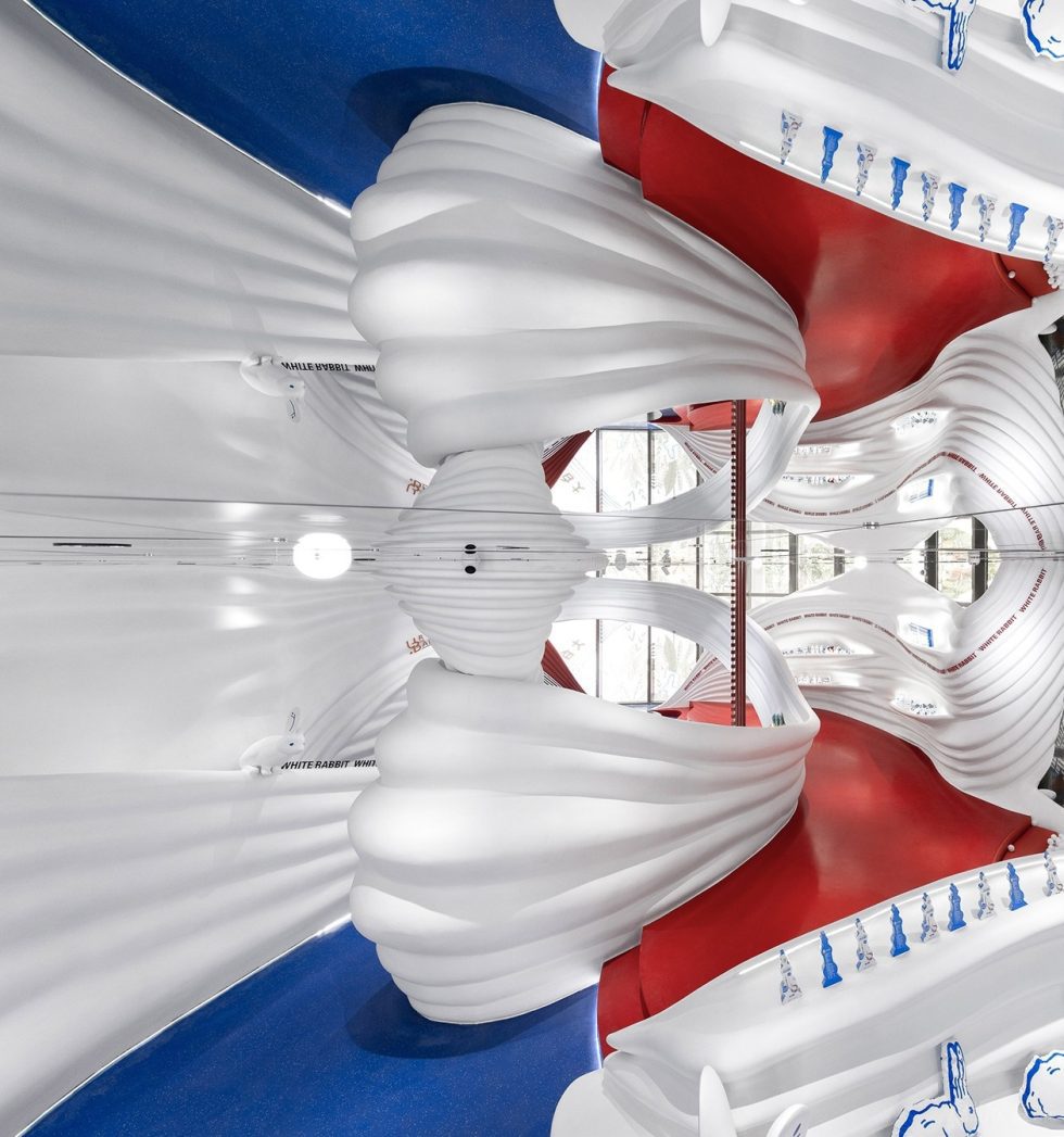 深圳市寶安區(qū)福永大白兔全球首家旗艦店裝修設(shè)計白色藝術(shù)墻面二