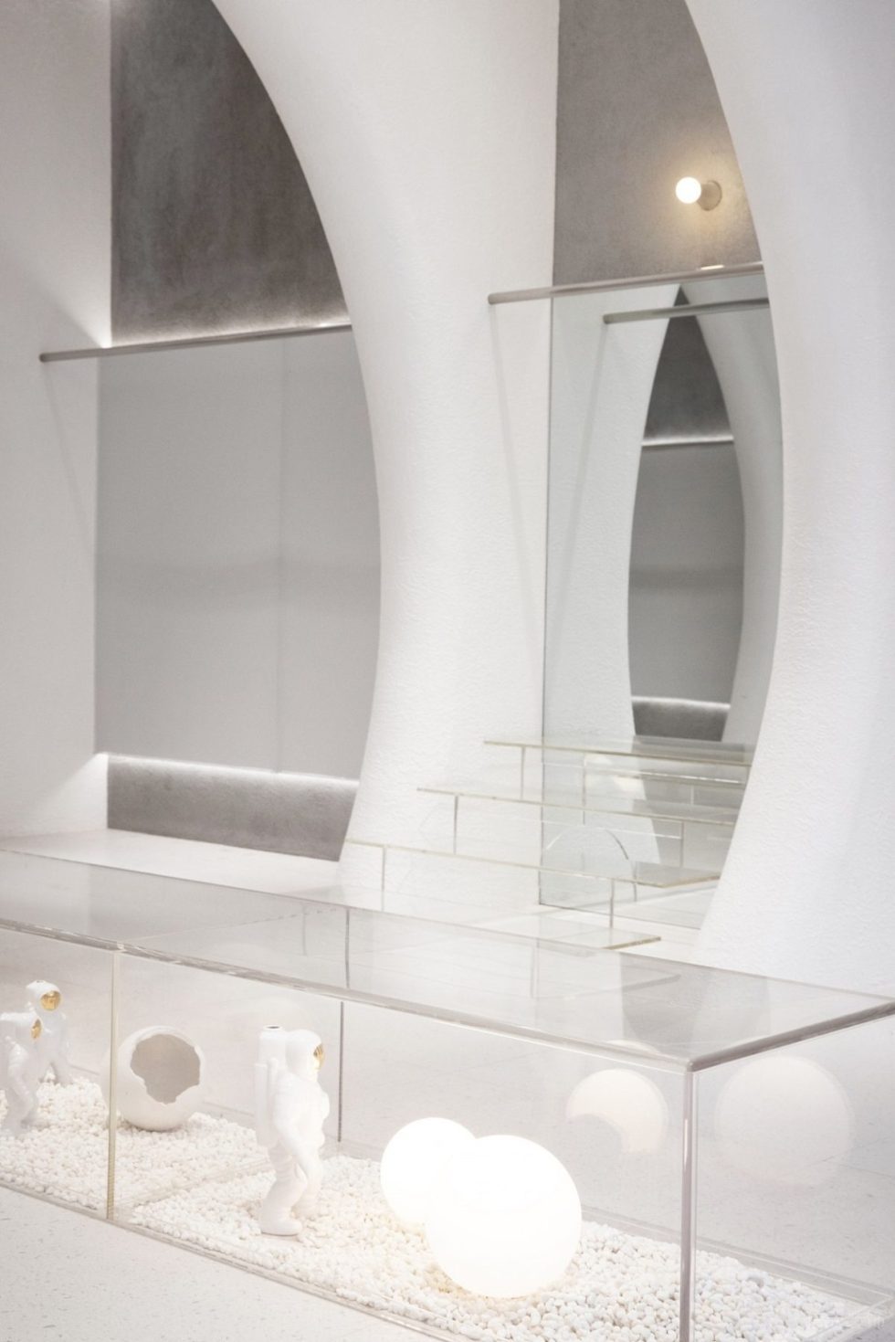 深圳市龍崗區(qū)橫崗錦鋪女裝店玻璃展柜裝修設(shè)計(jì)