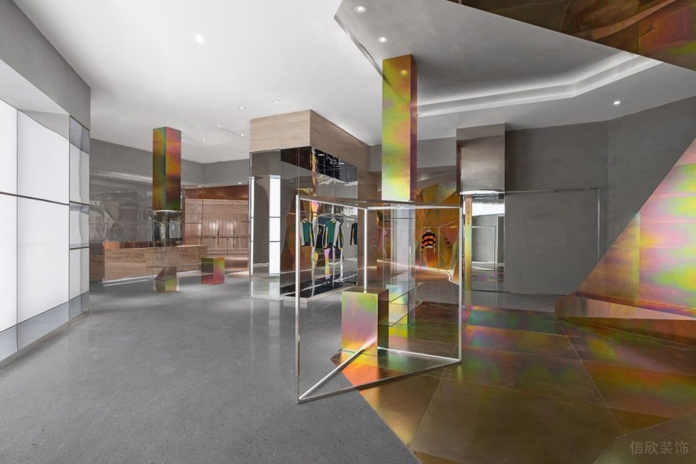 深圳市龍崗區(qū)龍崗中心城x Select 服裝店買手店裝修設(shè)計(jì)三角形不銹鋼鐵藝架