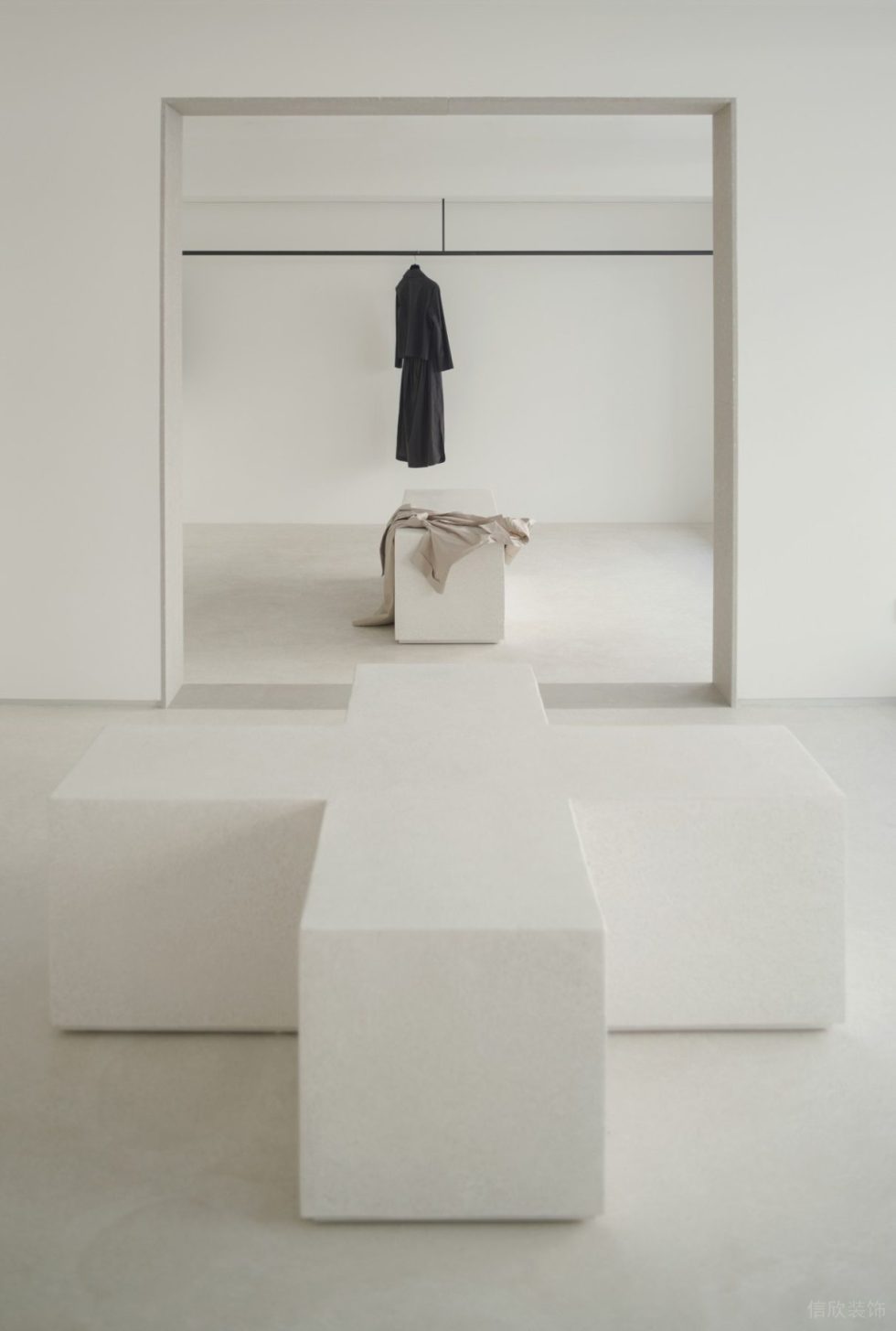 深圳市龍崗區(qū)平湖西班牙pau旗艦店裝修設(shè)計(jì)淺黃色地面