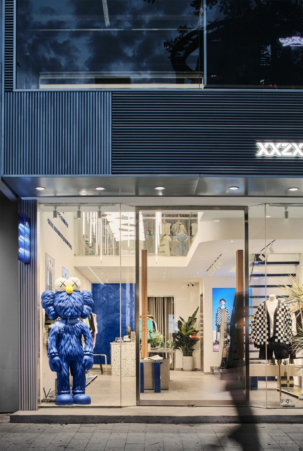 深圳市龍華區(qū)大浪潮牌店裝修外觀玻璃門