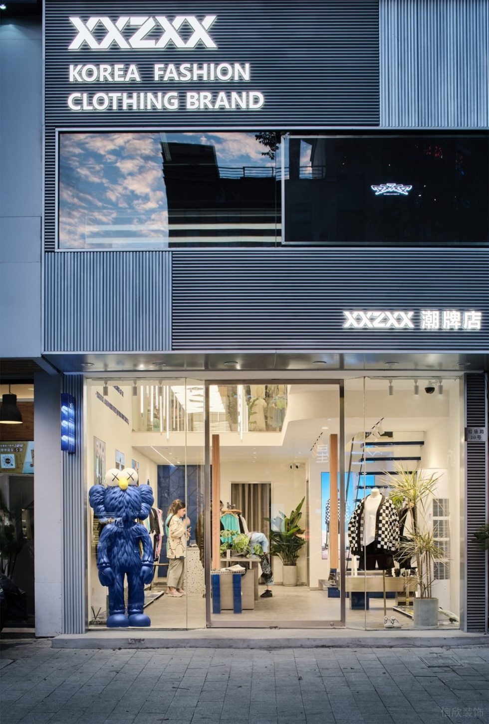 深圳市龍華區(qū)大浪潮牌店條形格柵招牌裝修