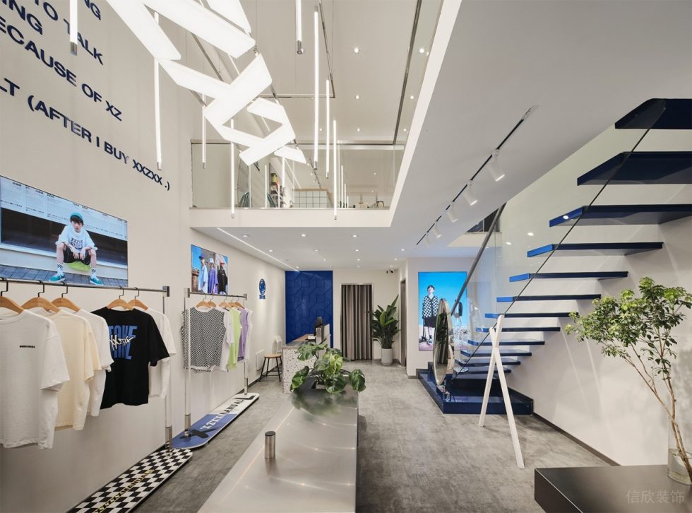 深圳市龍華區(qū)大浪潮牌店玻璃欄桿樓梯裝修圖