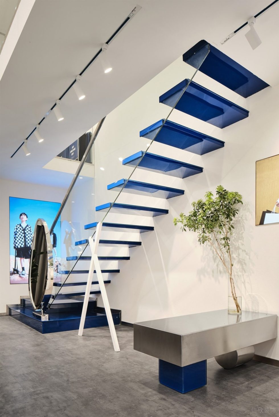 深圳市龍華區(qū)大浪潮牌店玻璃欄桿樓梯裝修