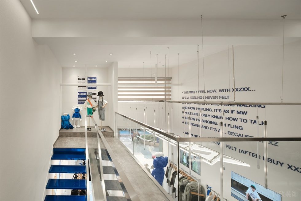 深圳市龍華區(qū)大浪潮牌店二樓玻璃欄桿裝修設(shè)計(jì)