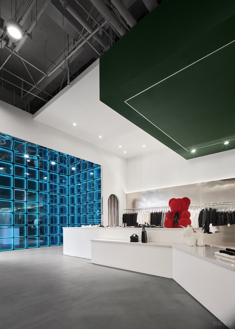 深圳市南山區(qū)南頭現(xiàn)代風(fēng)rain & Snow.hby買手店裝修設(shè)計(jì)克萊因藍(lán)玻璃隔墻