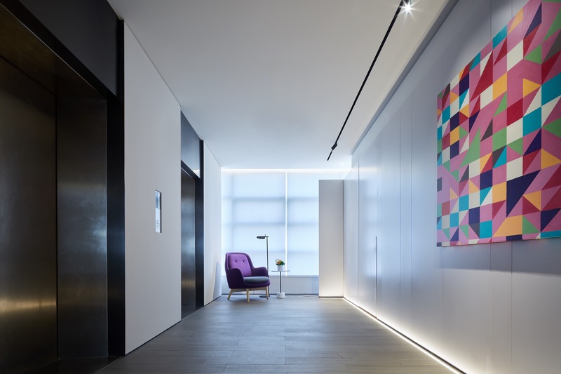 電梯間墻面木飾面，彩色的方塊裝飾