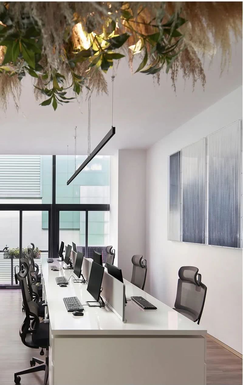 公共辦公區(qū)白色辦公桌黑色網布辦公椅 公共辦公區(qū)白色辦公桌黑色網布辦公椅