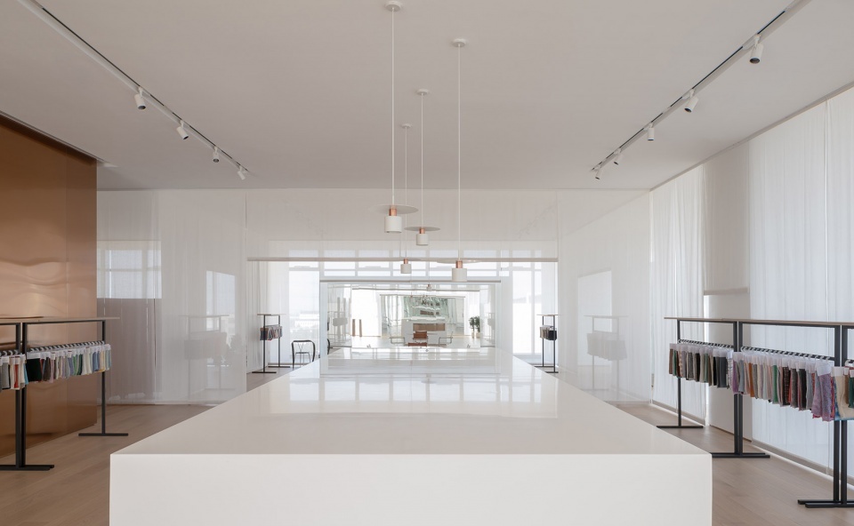 深圳南山東方科技大廈600平方米極簡(jiǎn)現(xiàn)代風(fēng)辦公室裝修案例展廳白色鋼琴烤漆陳列中島臺(tái) 深圳南山東方科技大廈600平方米極簡(jiǎn)現(xiàn)代風(fēng)辦公室裝修案例展廳白色鋼琴烤漆陳列中島臺(tái)