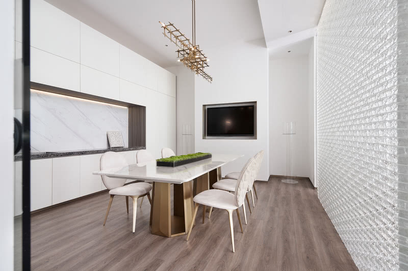 羅湖區(qū)國貿大廈辦公室洽談區(qū)白色展示柜 羅湖區(qū)國貿大廈辦公室洽談區(qū)白色展示柜