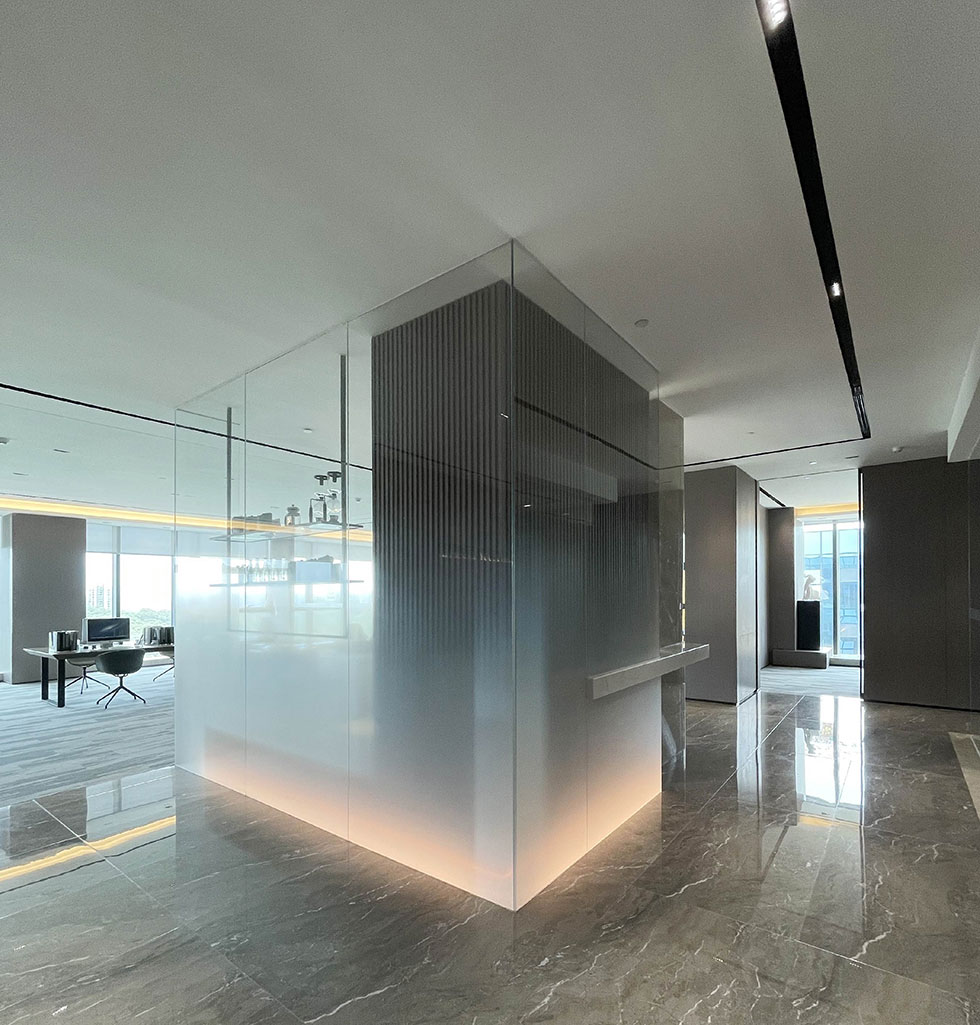 圍繞柱子間隔出幾個接待洽談區(qū)域 圍繞柱子間隔出幾個接待洽談區(qū)域