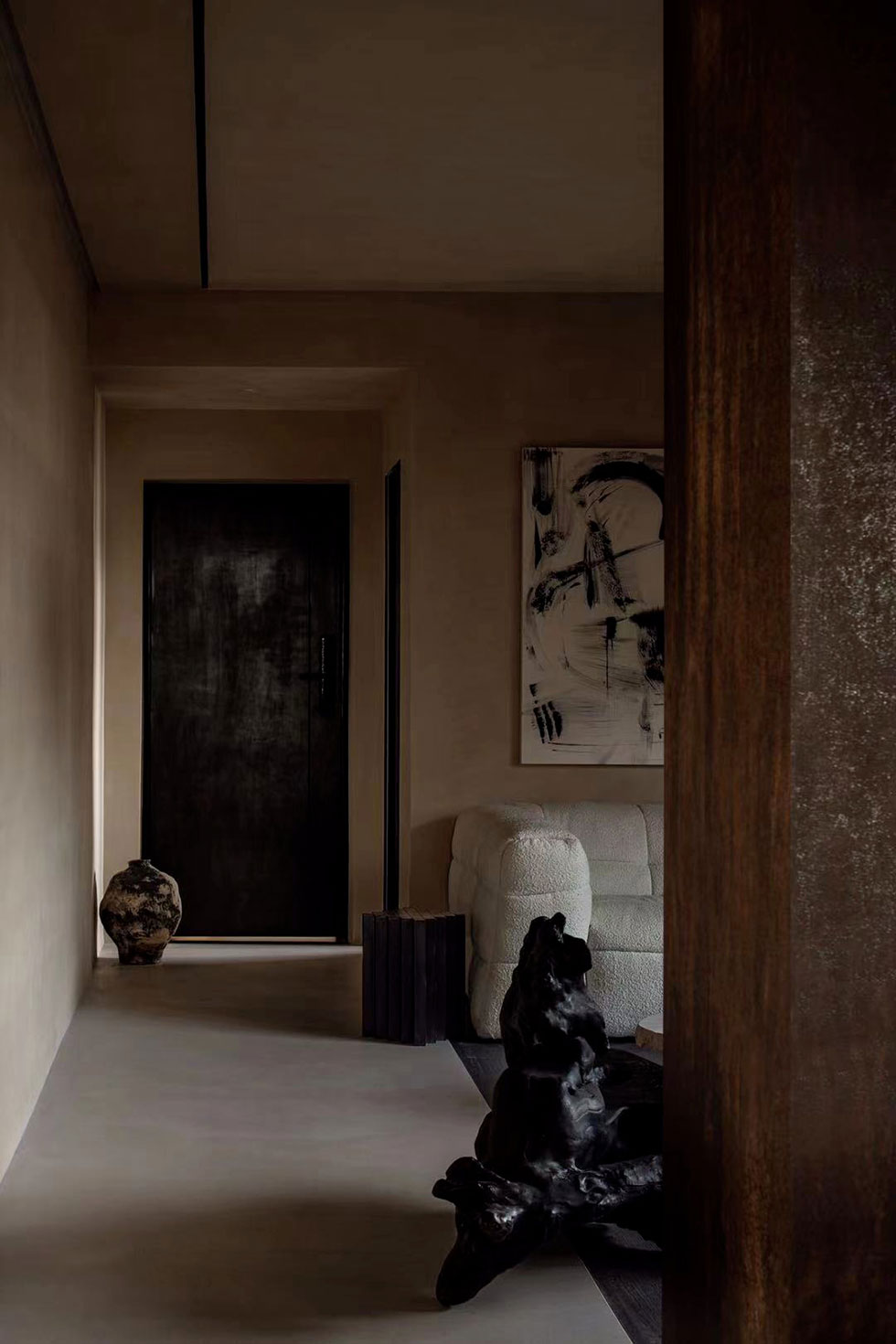 深灰色辦公室過(guò)道裝修