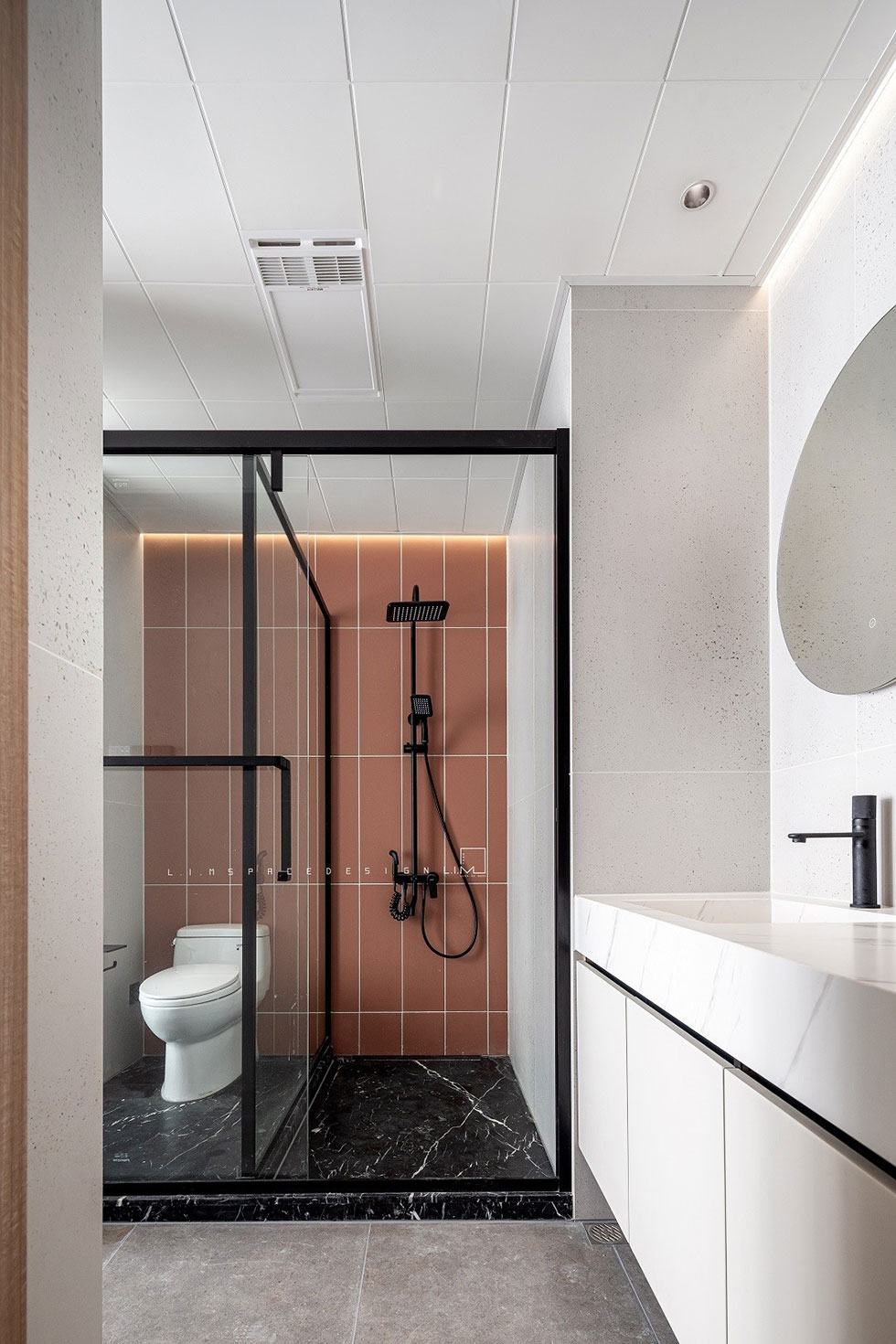 衛(wèi)生間淋浴房豎條形紅色墻磚裝修效果圖 衛(wèi)生間淋浴房豎條形紅色墻磚裝修效果圖