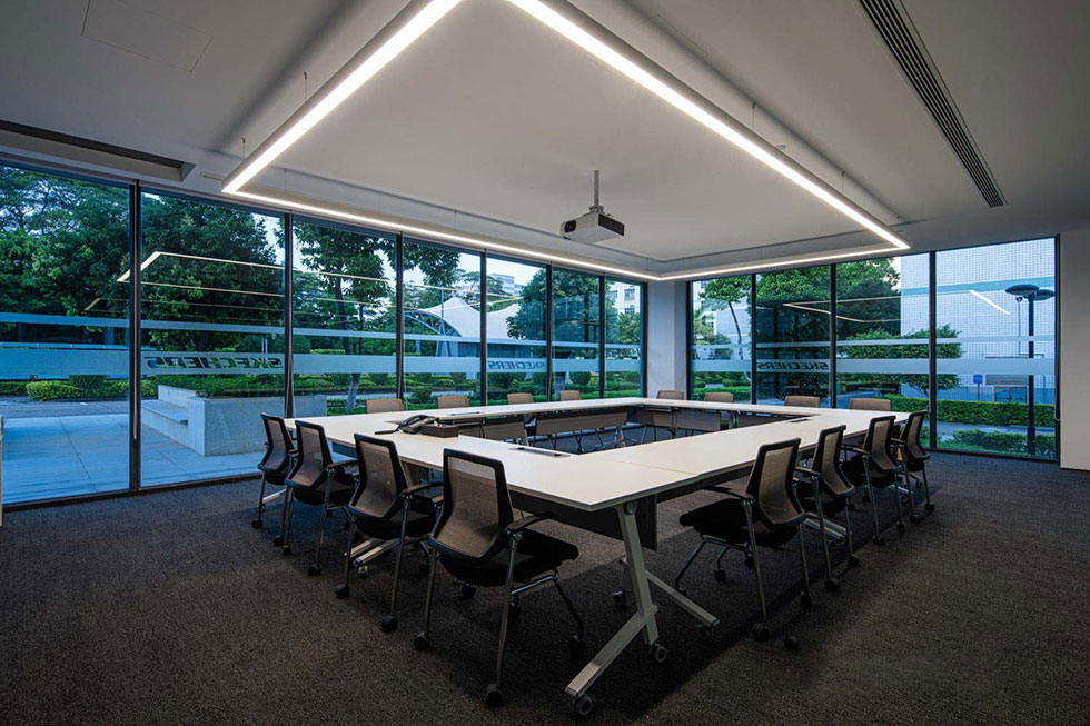 黑白色的16人的會(huì)議室裝修圖 黑白色的16人的會(huì)議室裝修圖