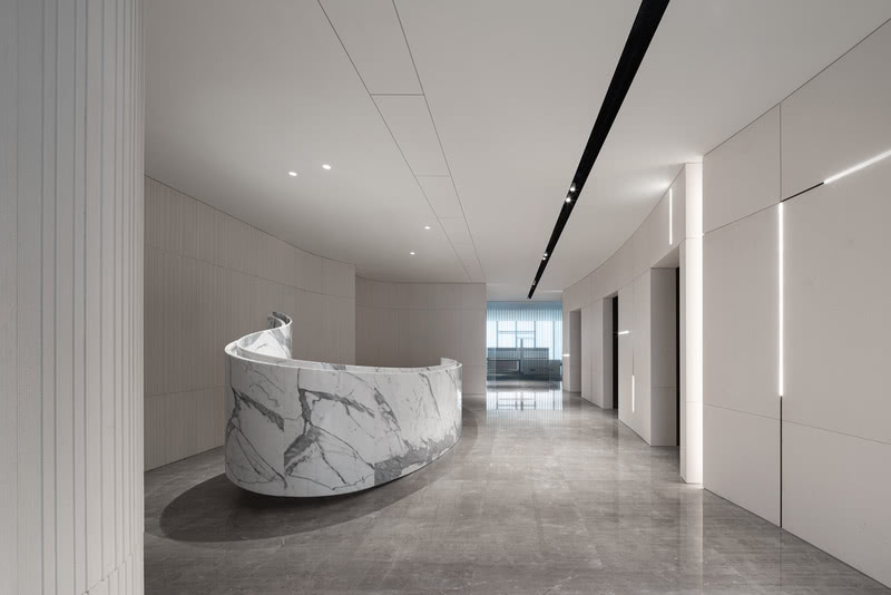 賽格廣場辦公室會(huì)前臺(tái)區(qū)橢圓弧形爵士白大理石前臺(tái)裝修