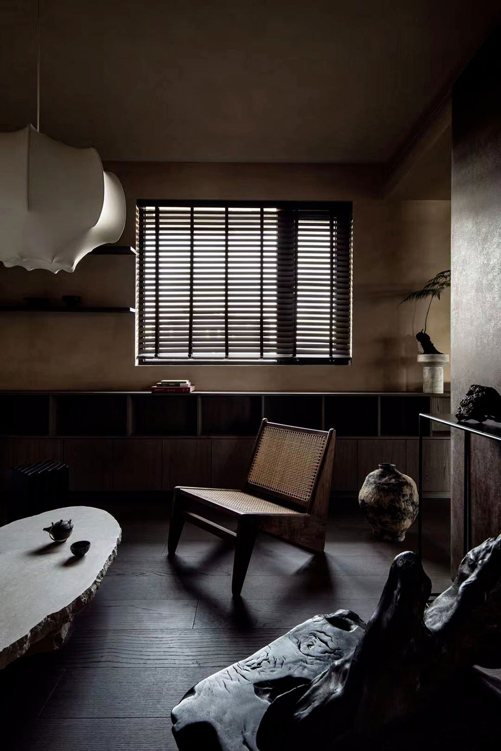 接待區(qū)深色原木沙發(fā)、原木茶幾