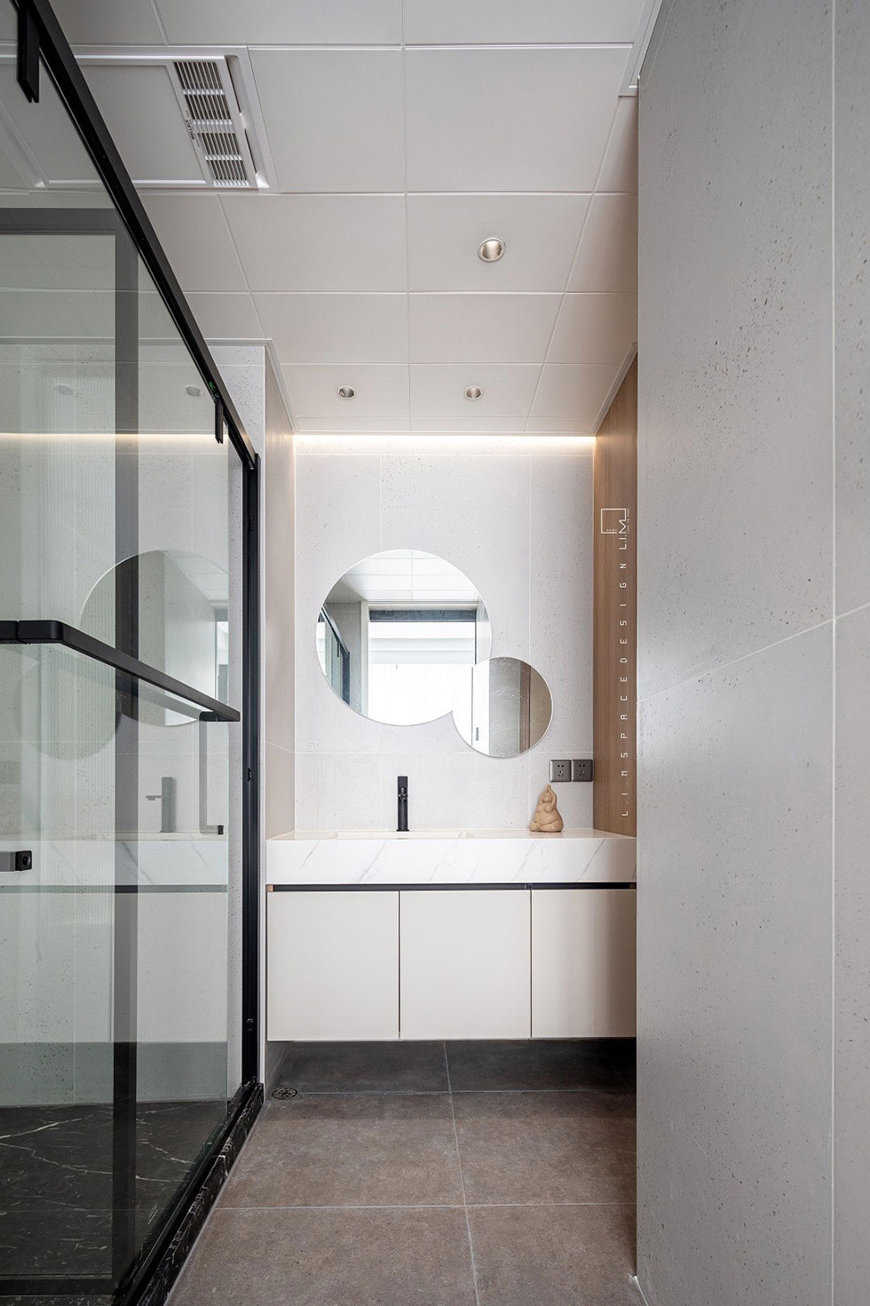 辦公室衛(wèi)生間白色大理石洗手臺(tái)大小圓鏡 辦公室衛(wèi)生間白色大理石洗手臺(tái)大小圓鏡