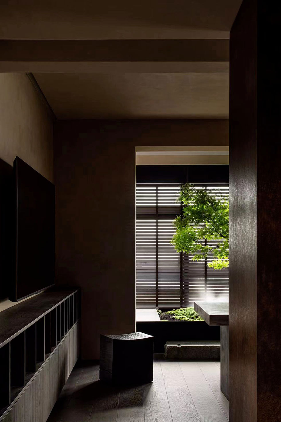 原木的窗邊辦公空間裝修圖