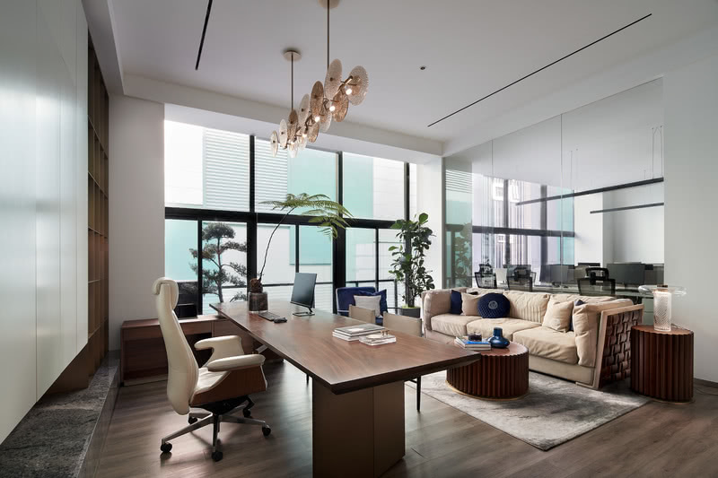 總經理辦公室實木辦公桌米色布藝沙發(fā) 總經理辦公室實木辦公桌米色布藝沙發(fā)