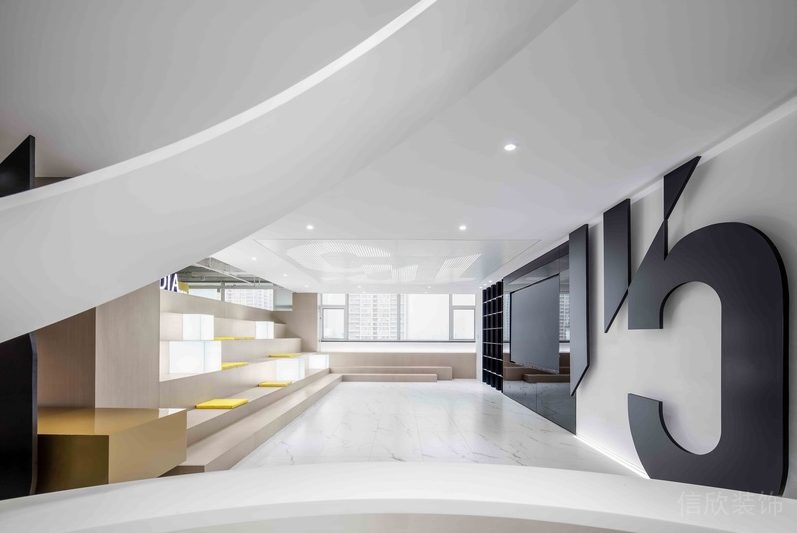 深圳福田金運世紀大廈700平方米現(xiàn)代簡約風格公司裝修案例前廳階梯式休息等候區(qū)