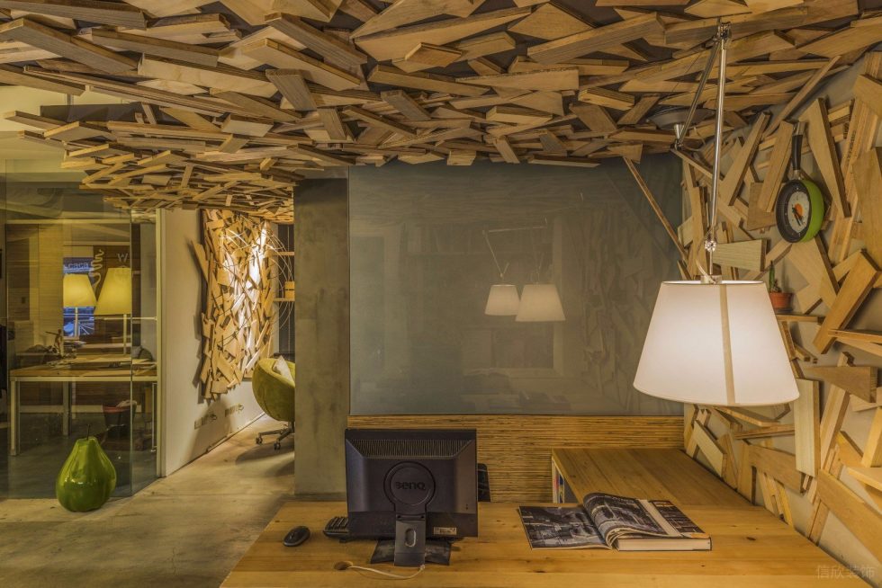 深圳龍崗凱騰大廈500平方米暖色調(diào)工業(yè)風(fēng)辦公室裝修案例實(shí)木辦公桌 深圳龍崗凱騰大廈500平方米暖色調(diào)工業(yè)風(fēng)辦公室裝修案例實(shí)木辦公桌