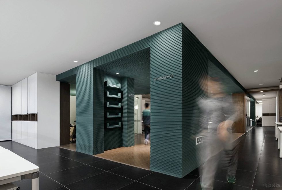 現(xiàn)代工業(yè)風辦公室裝修案例工作區(qū)墨綠色線條格柵護墻板 后現(xiàn)代工業(yè)風辦公室裝修案例工作區(qū)墨綠色線條格柵護墻板