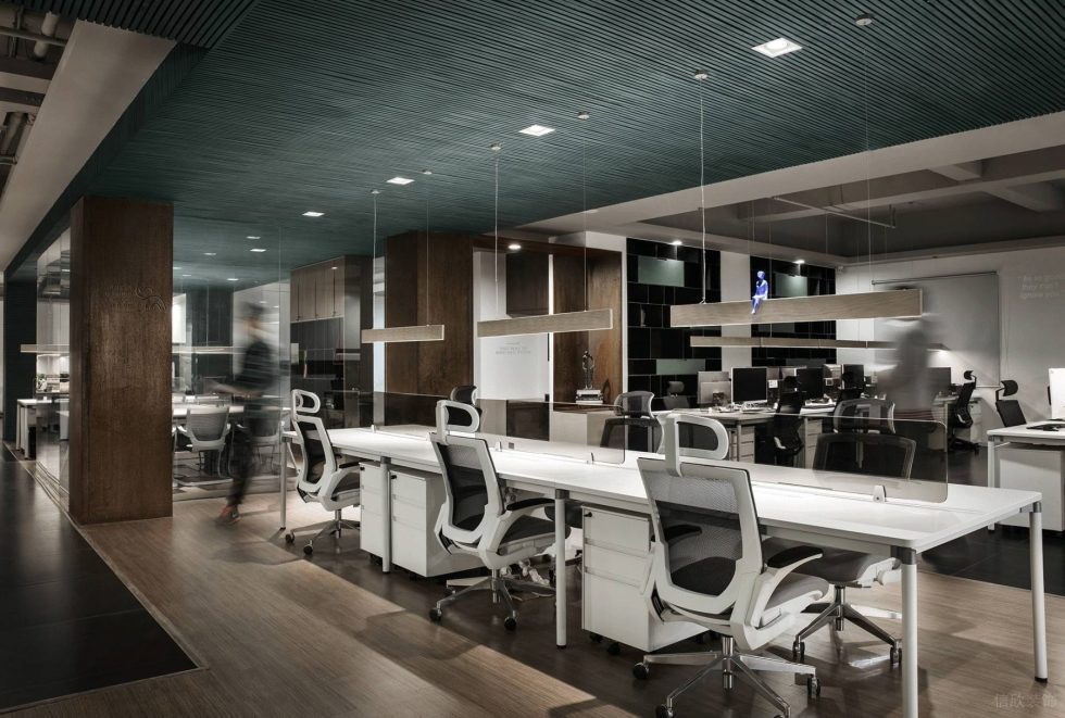 后現(xiàn)代工業(yè)風辦公室裝修案例工作區(qū)木紋線條吊燈 后現(xiàn)代工業(yè)風辦公室裝修案例工作區(qū)木紋線條吊燈