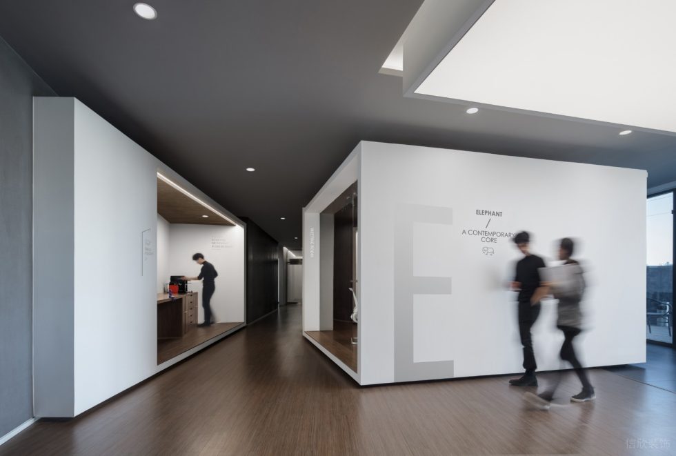 后現(xiàn)代工業(yè)風辦公室裝修案例過道 后現(xiàn)代工業(yè)風辦公室裝修案例過道