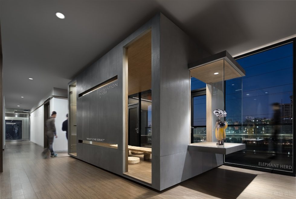 后現(xiàn)代工業(yè)風辦公室裝修案例過道藝術雕塑陳設品 后現(xiàn)代工業(yè)風辦公室裝修案例過道藝術雕塑陳設品