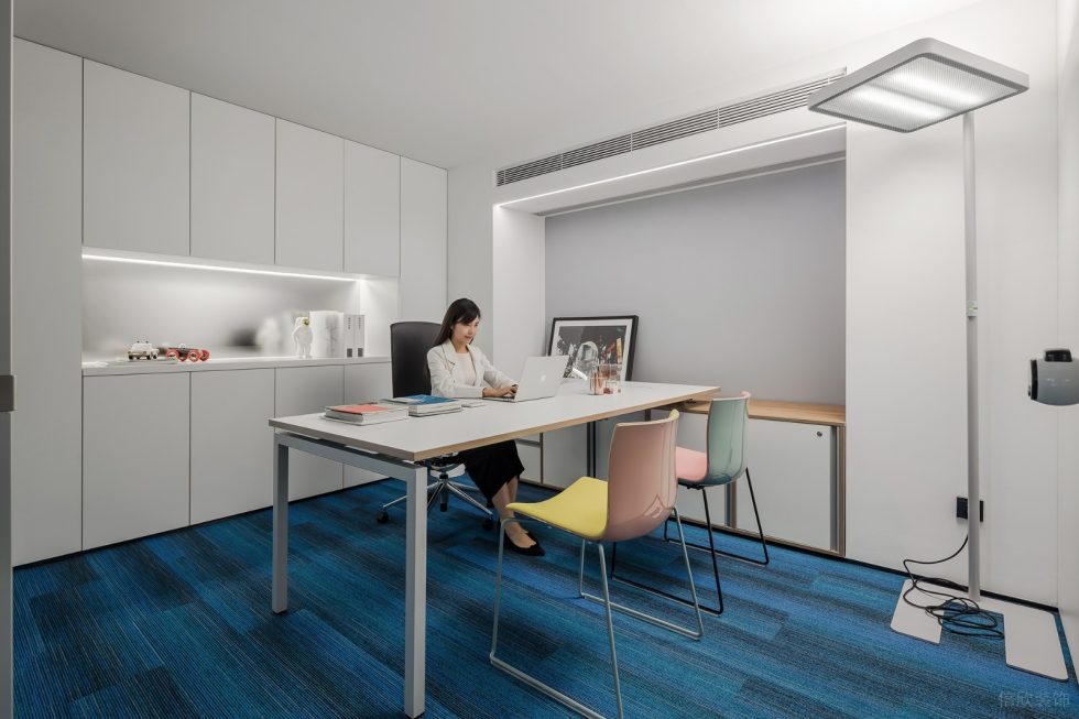 深圳羅湖寶能中心大廈1100平方米清新簡約風復式公司裝修案例經(jīng)理辦公室