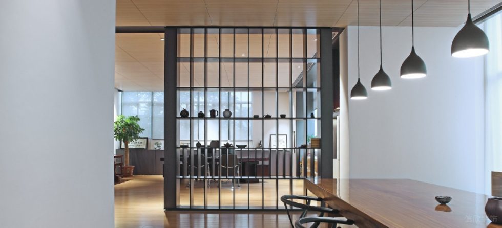 深圳羅湖國(guó)信證券大廈簡(jiǎn)約風(fēng)格辦公室裝修案例黑色烤漆金屬裝飾展示架