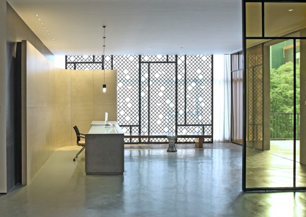 深圳羅湖國(guó)信證券大廈簡(jiǎn)約風(fēng)格辦公室裝修案例前廳黑色烤漆金屬雕花裝飾隔斷
