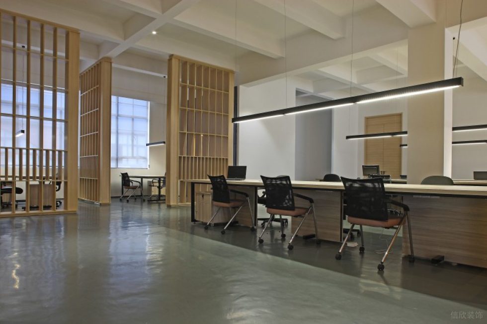 深圳羅湖國(guó)信證券大廈簡(jiǎn)約風(fēng)格辦公室裝修案例原木色裝飾陳列架隔斷