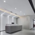 深圳龍華壹成環(huán)智中心1500平方米現(xiàn)代簡約風格辦公室裝修案例前臺接待區(qū)效果圖